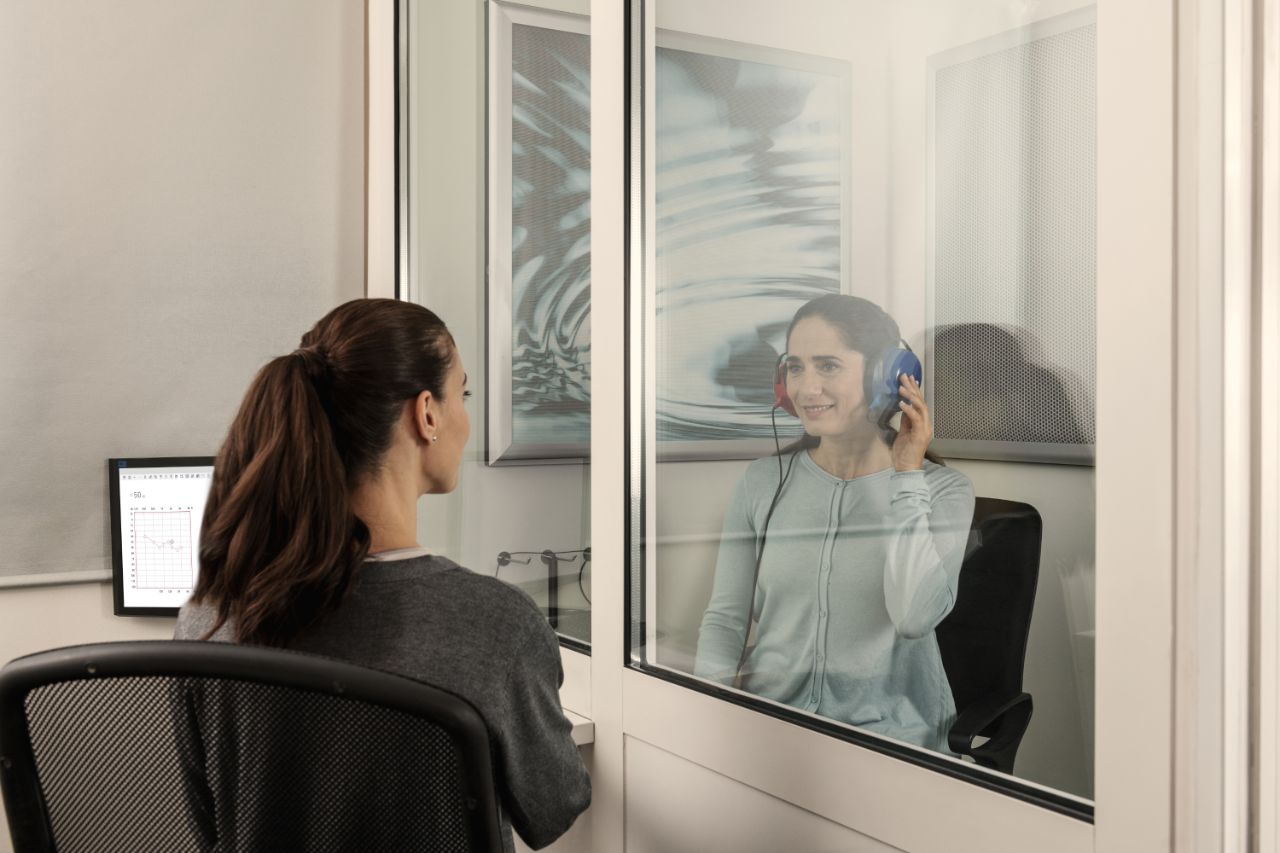 Audiologo senza camice effettua un test dell'udito a una donna
